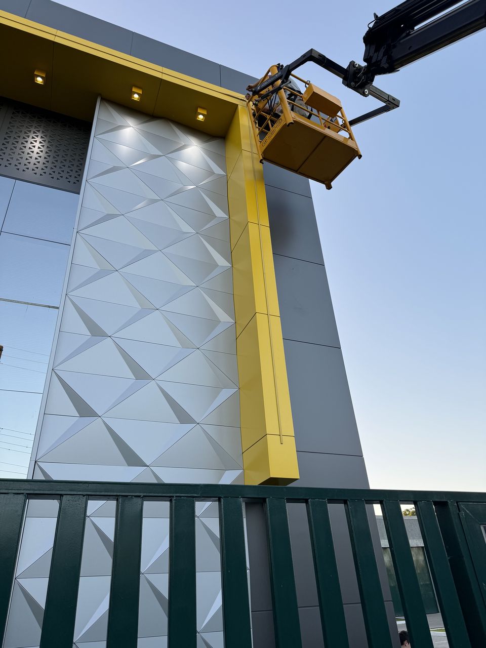 Crane basket setting faceted panels